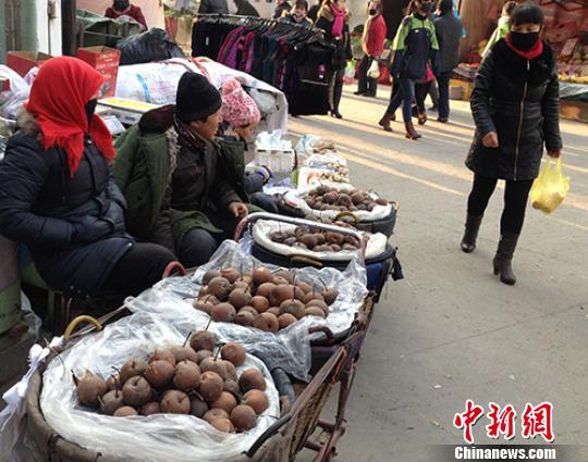 兰州“冻梨”数九寒天方风靡守火炉吃