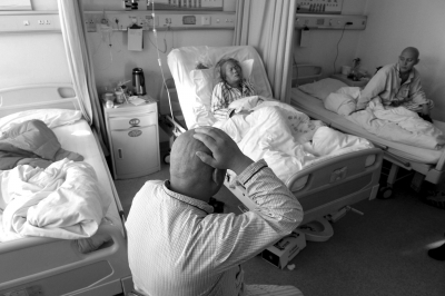 张女士一家多人因铊中毒头发已完全脱落。京华时报记者徐晓帆摄