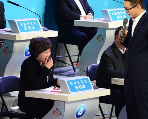 电视问政现场，蔡甸区区长彭巧娣现场试吃“水泥橘”，自责管理不到位，称自己种下的苦果自己吃。