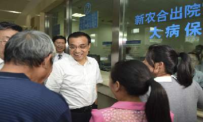 2015年9月23日，李克强在洛阳考察河南科技大学第一附属医院新区医院，询问几位来此看病的居民医保等情况。（资料图）