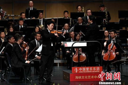 著名小提琴家吕思清带来小提琴协奏曲《梁祝》。　王东明　摄
