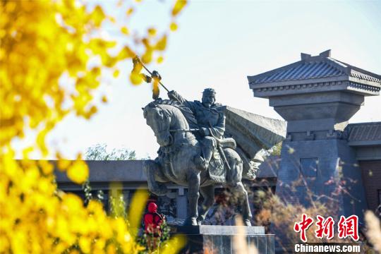 甘肃敦煌古阳关秋色浓郁引游人