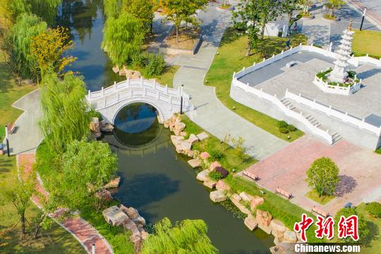 小桥流水营造宜居的生态环境。　曹宇 摄