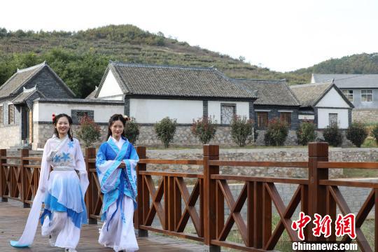 威海学生自拍“穿越”写真推介美丽乡村