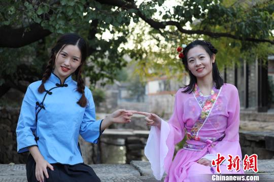 威海选调生推介美丽乡村。　姜鹏鹏 摄