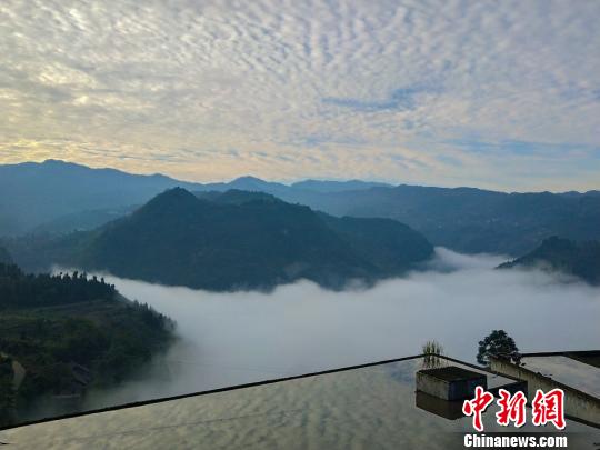 叙永县水潦彝族乡海涯村，云雾从赤水河谷中升起，宛如仙境一般。　郑云霞 摄