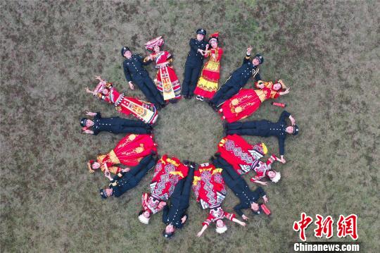 因为部队国防任务繁重，不少官兵常年和恋人两地分居，该部连续举办5次集体婚礼，真正把好事实事办到官兵心坎上。　周晓星 摄