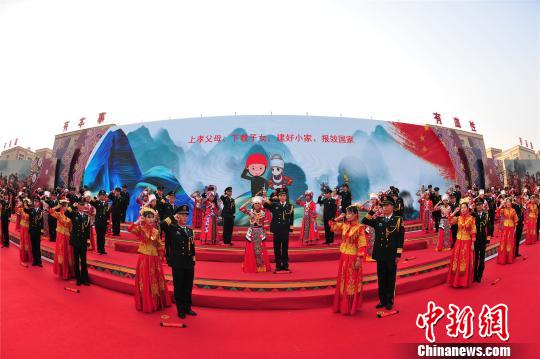 火箭军88对新人举办“最炫民族风”集体婚礼