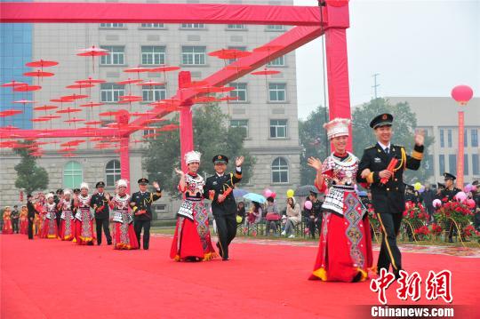 集体婚礼上，新郎、新娘携手奔向幸福。　周晓星 摄