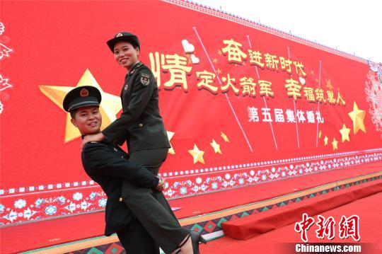 图为一对军营情侣在集体婚礼上喜结连理。　张佳璐 摄