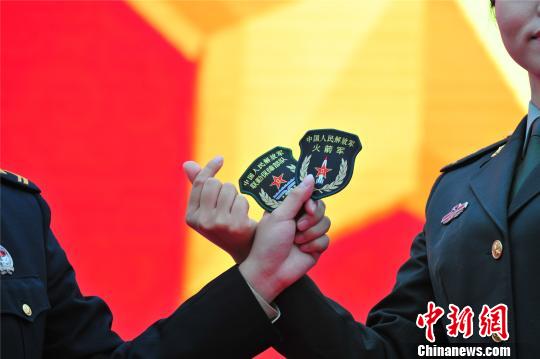 图为一对军营情侣在集体婚礼上喜结连理。　方雷 摄