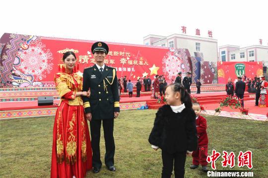 图为婚礼结束后，一个观礼的小朋友偷看新人。　方雷 摄