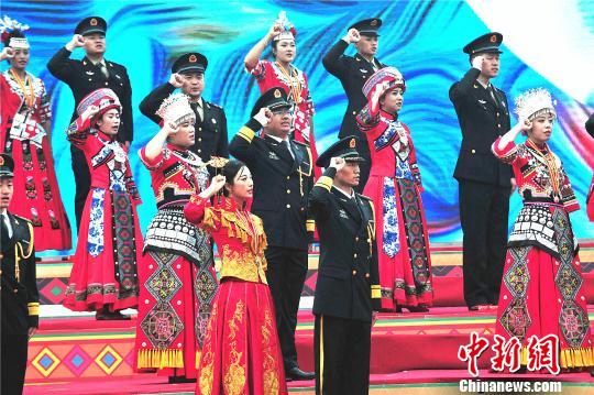 集体婚礼上，新娘着特色民族服装，新郎着军装集体宣誓。　方雷 摄