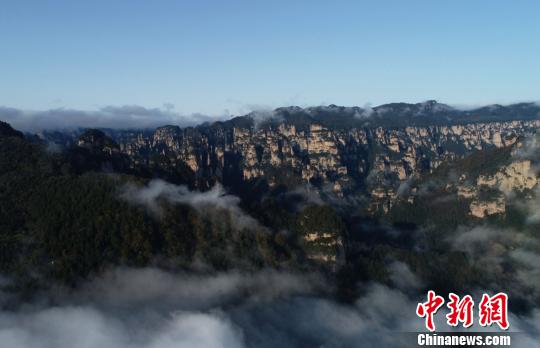 云海在重峦叠嶂之间流动。　吴勇兵 摄