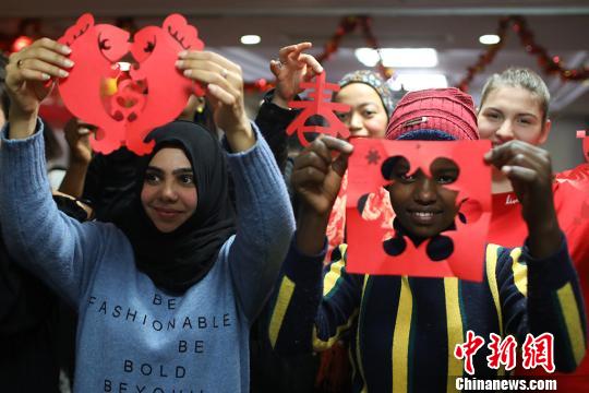 留学生展示剪纸。　泱波 摄