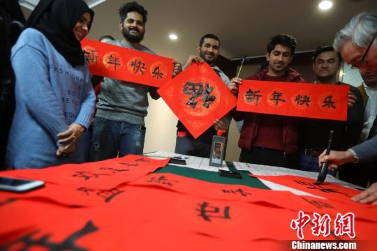 外国留学生学写福字和春联。　泱波 摄