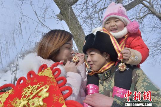 写春联、挂灯笼国防一线年味浓