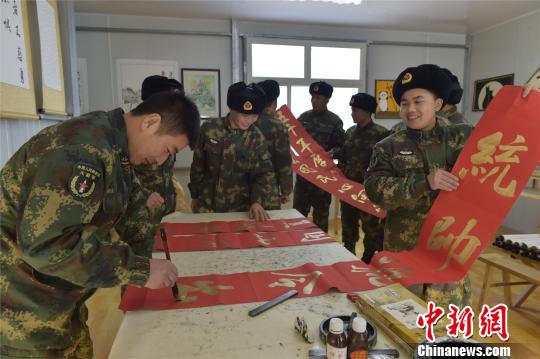火箭军官兵写春联迎接春节。　方雷 摄