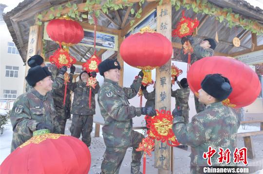挂上红灯笼、“福”字，驻守大山深处的火箭军某部年味浓厚。　方雷 摄