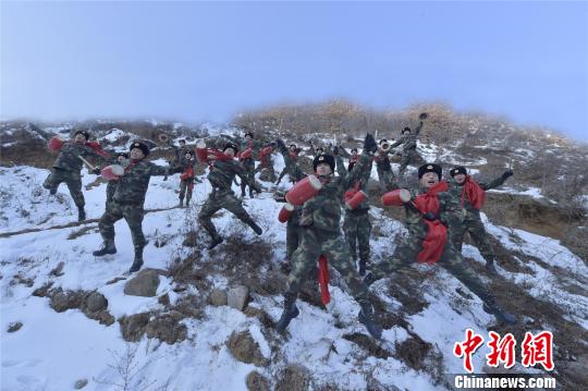 火箭军战士们敲起喜庆的腰鼓迎接春节。　方雷 摄