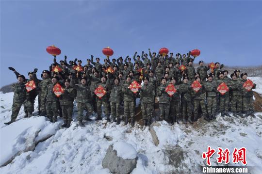 火箭军某部官兵向全国人民拜年。　方雷 摄