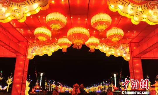 游客在吴桥杂技灯会上赏灯。　苑立伟 摄