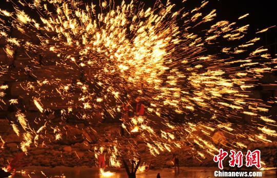 吴桥杂技灯会现场，艺人在表演打铁花。　苑立伟 摄