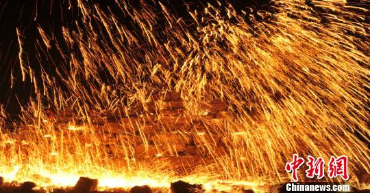 艺人在表演打铁花。　苑立伟 摄
