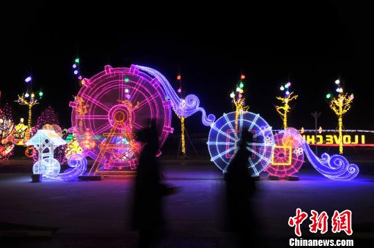 图为灯会现场。　苑立伟 摄