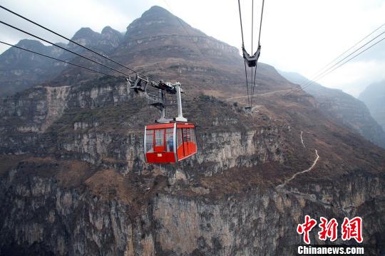 2月15日，游人乘坐古路村索道飞越大峡谷 王磊 摄