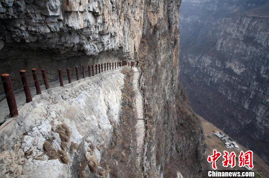 2月15日，游人行走在5公里长的骡马道上 王磊 摄