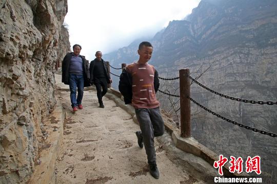 2月15日，游人行走在5公里长的骡马道上 王磊 摄