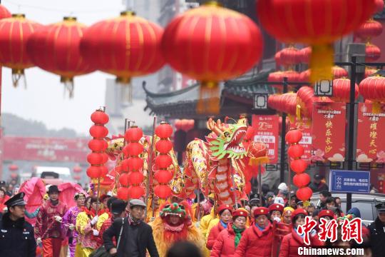 湖南长沙千人民俗巡游闹元宵