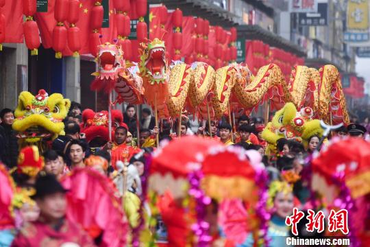 长沙街头“双龙戏珠”。　杨华峰　摄