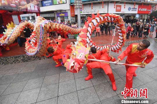 中南大学外国留学生参与到舞龙舞狮中。　杨华峰　摄