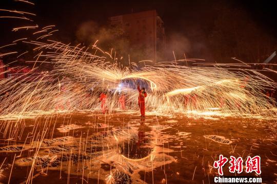 四川叙永：漫天铁水舞火龙红红火火闹元宵