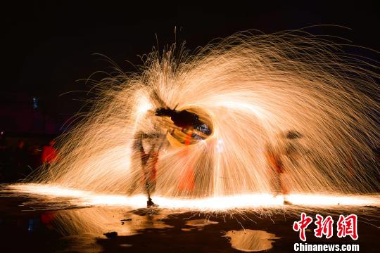 舞龙人抡起火花。　李树坤　摄