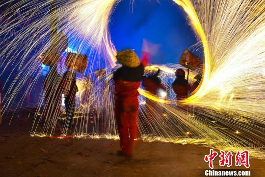 绚丽火花，让人着迷。　石杨　摄