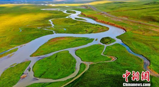 草原、秋色、湖光、夕阳构成一幅完美的画卷。　肖永浩 摄