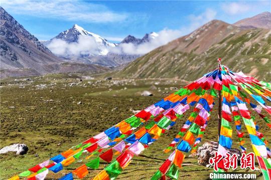 巴尔斯雪山不仅拥有气势恢宏的冰川地质遗迹，壮丽的雪山，还有辽阔的草原和碧蓝通透的雪山天池。　郎文瑞 摄