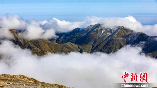 巴尔斯雪山景色优美，犹如置身于仙境。　郎文瑞 摄