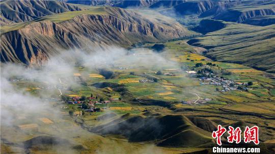 图为航拍巴尔斯雪山。　郎文瑞 摄