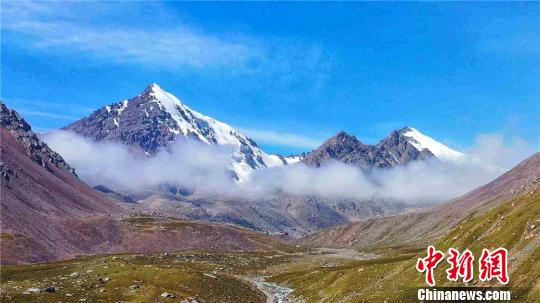 雨后祁连山下巴尔斯雪山云雾缭绕更添“朦胧美”