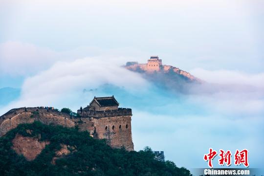 一场秋雨后金山岭长城云雾缭绕似仙境