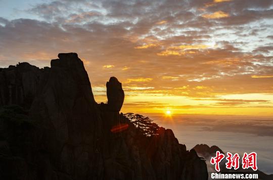 安徽黄山现日出云海景观壮丽如画