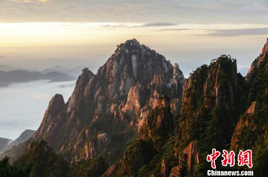 静态的峰林、巧石和苍松，与动态的云海、日出和溪水同框竞秀，美如画卷。　叶永清 摄