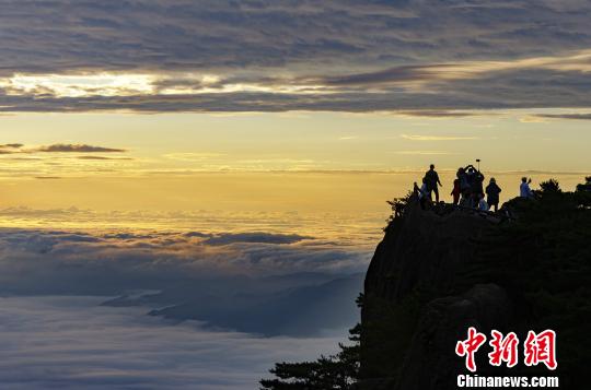 中外游客争相举起相机，记录这一壮丽奇观。　叶永清 摄