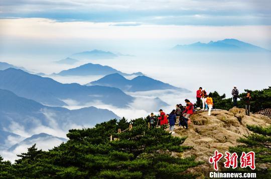 中外游客争相举起相机，记录这一壮丽奇观。　叶永清 摄