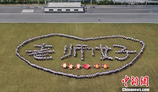 扬州600名学生拼巨幅“老师好”献礼教师节