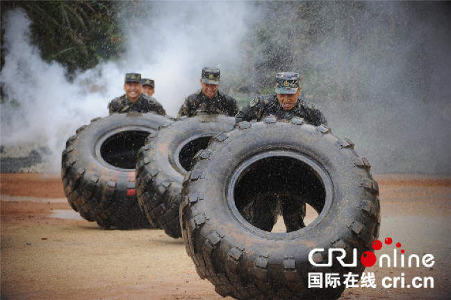 战士们在"猎人训练场"进行训练 王杰摄